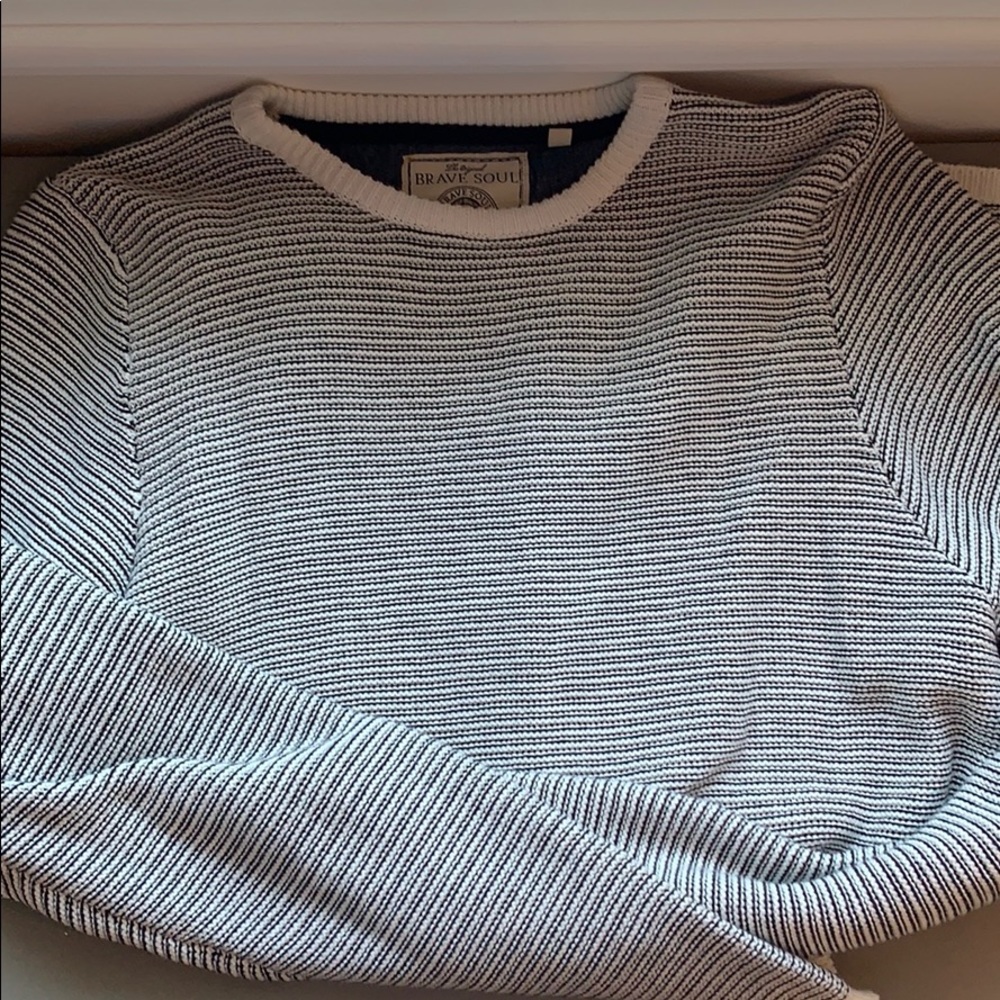 Men’s crew neck knit sweater